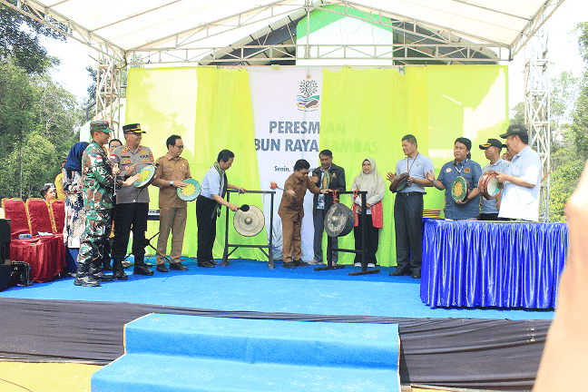 Dengan Pemukulan Gong, Bupati Satono Secara Resmi Resmikan Kebun Raya Sambas