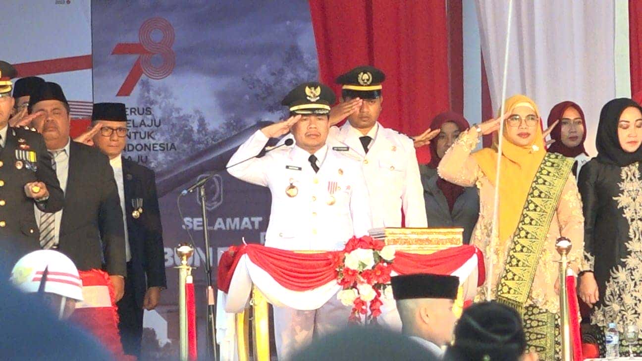 Irup Upacara Penurunan Bendera, Bupati Satono :  Mari Solidkan Barisan, Isi Kemerdekaan Wujudkan Sambas Berkemajuan