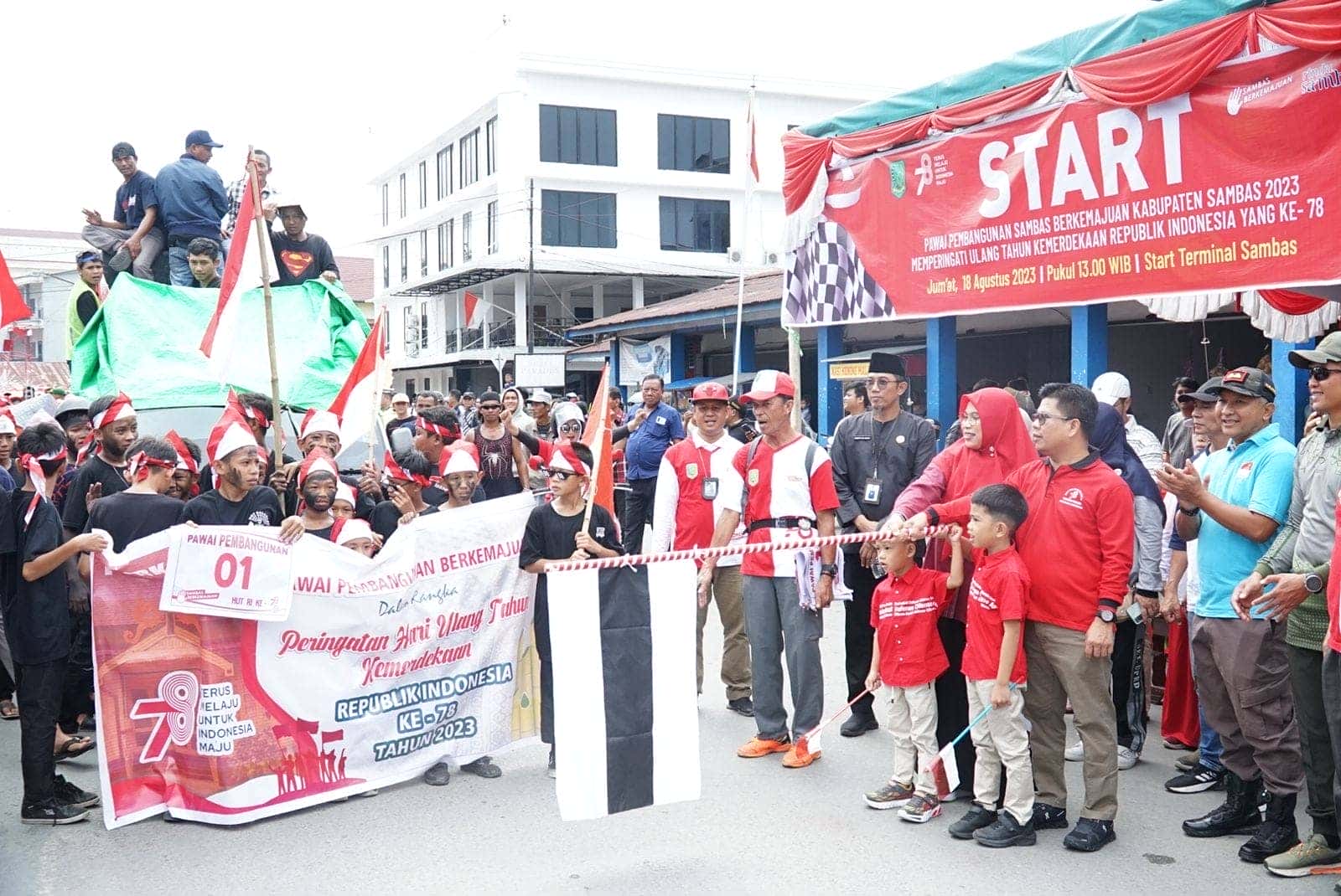 Semarakkan HUT RI Ke-78 Bupati Sambas Satono Lepas Pawai Pembangunan Sambas Berkemajuan 2023