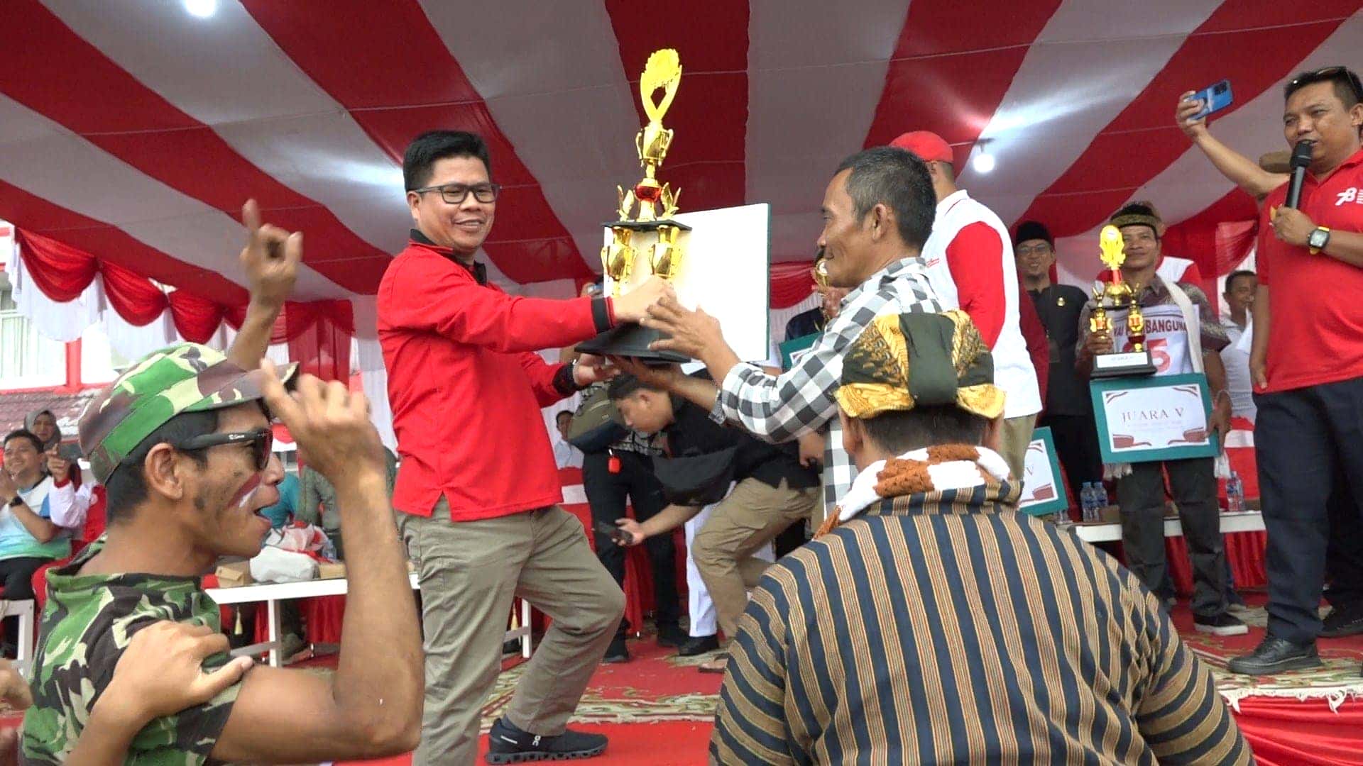 Bupati Satono Serahkan Hadiah Pemenang Pawai Pembangunan yang Berlangsung Meriah