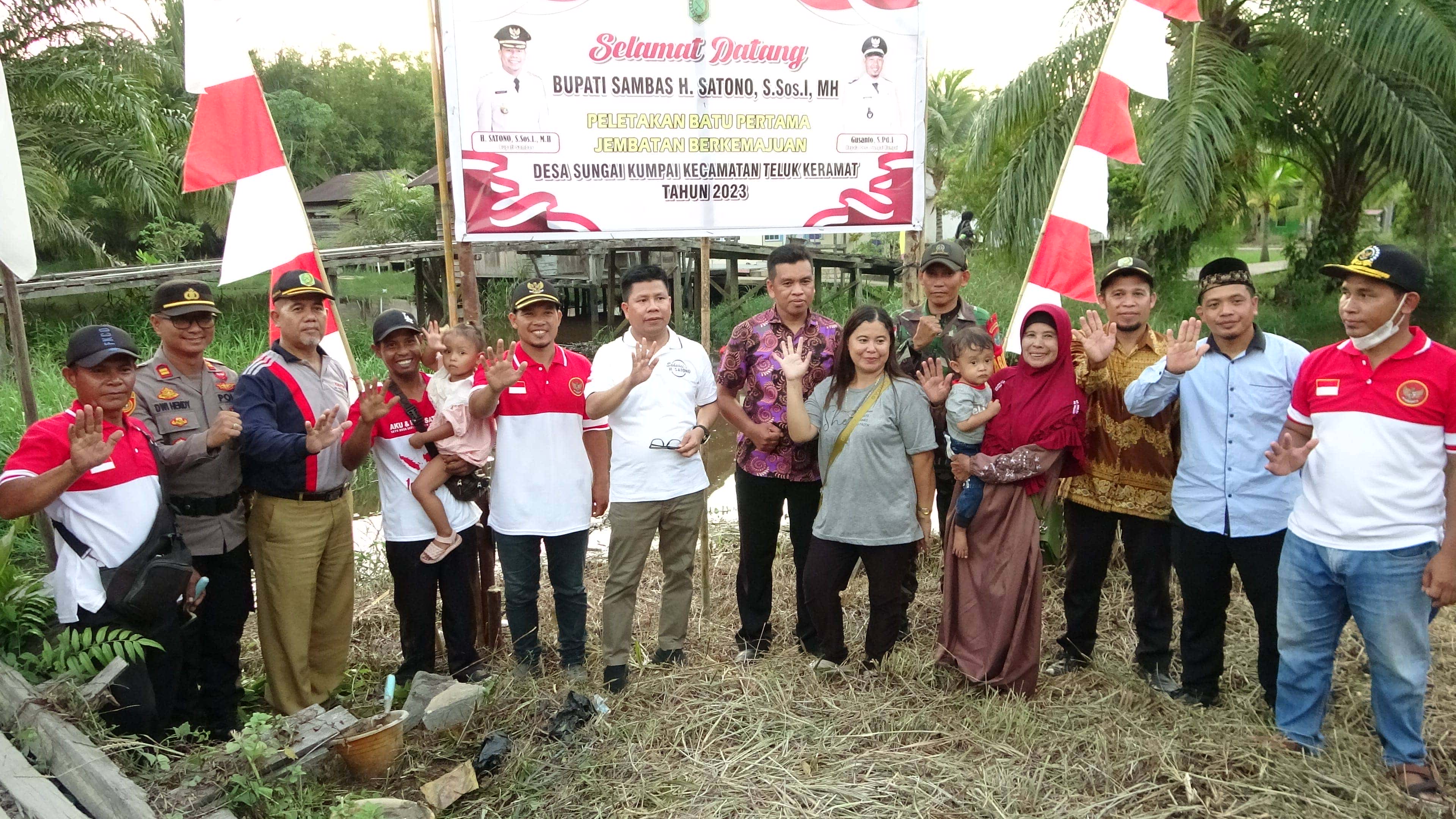 WUJUDKAN IMPIAN WARGA, BUPATI SATONO LETAKKAN BATU PERTAMA PEMBANGUNAN JEMBATAN SAMBAS BERKEMAJUAN DI BOGAM