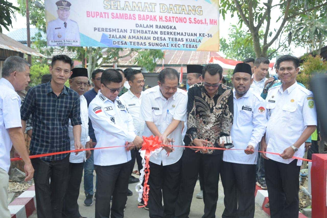 WARGA SAMBUT GEMBIRA PERESMIAN JEMBATAN BERKEMAJUAN KE 36 OLEH BUPATI SATONO
