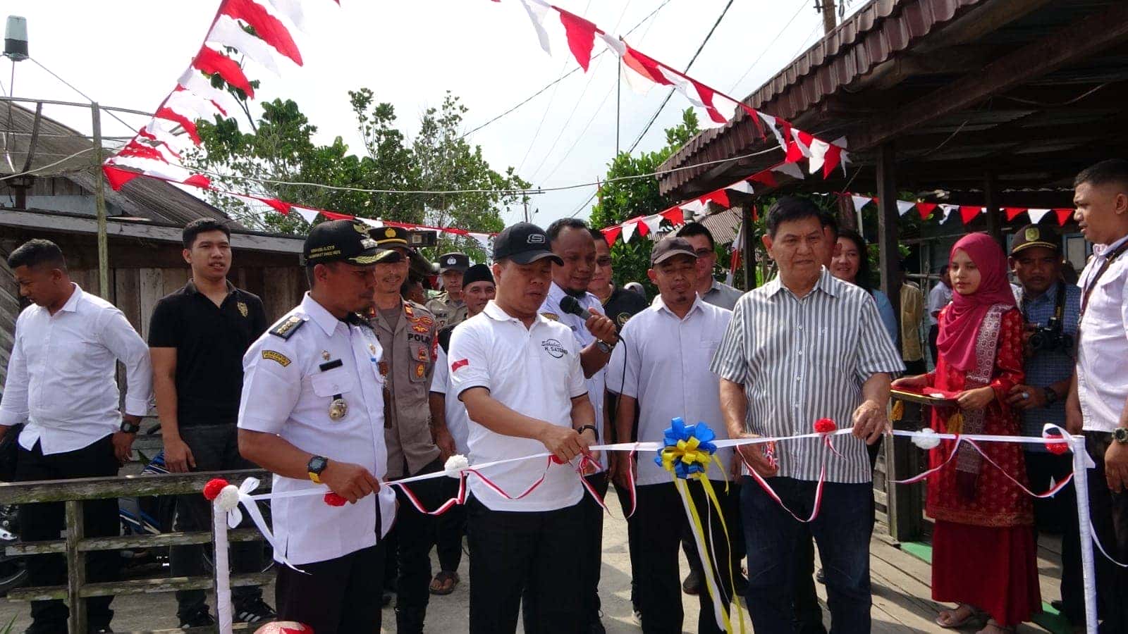 RESMIKAN JEMBATAN BERKEMAJUAN KE 33, BUPATI HARAP BISA JADI SPRIRIT BERGOTONG ROYONG BANGUN KAMPUNG HALAMAN