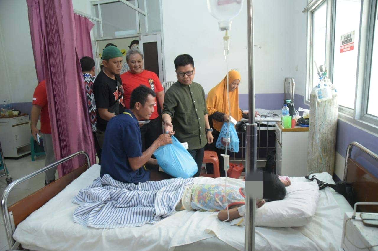 Berkunjung ke RSUD Pemangkat, Bupati Satono beri motivasi dan semangat kepada Pasien DBD