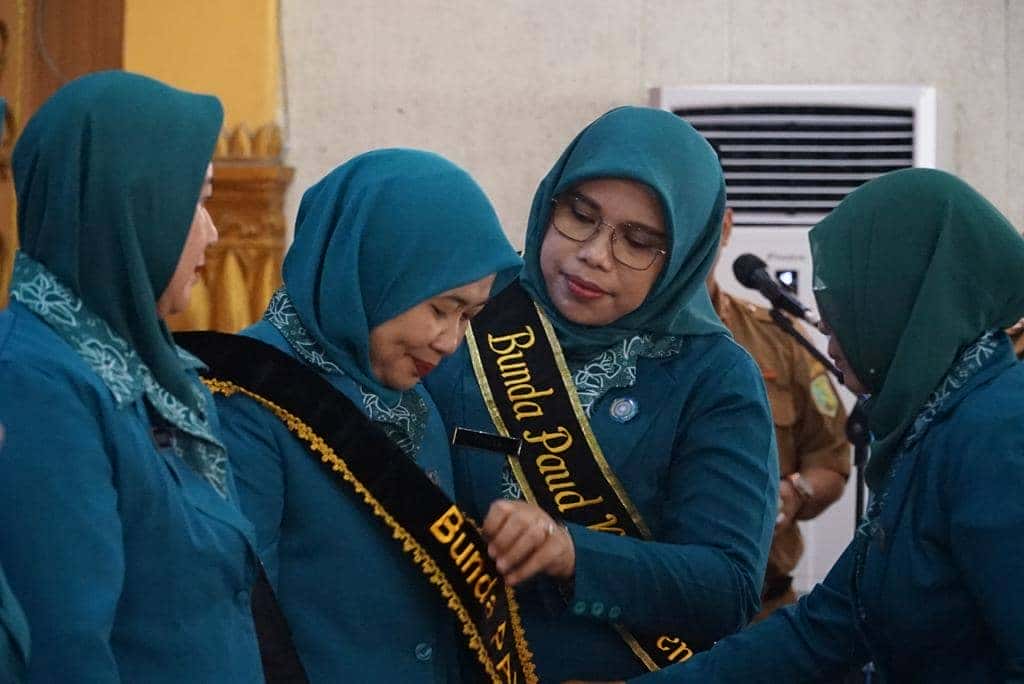 Ketua TP-PKK Kab. Sambas Kukuhkan 9 TP PKK Dan Bunda Paud Kecamatan