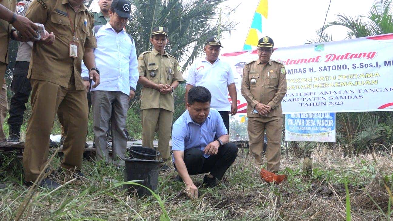 SEBAGAI BENTUK KEPEDULIAN SOSIAL, BUPATI SATONO LETAKKAN BATU PERTAMA PEMBANGUNAN JEMBATAN BERKEMAJUAN KE 40 PENGHUBUNG TIGA DESA DI TANGARAN