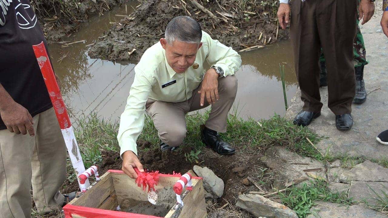 Peletakan Batu Pertama Jembatan Berkemajuan Sejangkung, Bupati Satono Teruskan Dedikasi Membangun Non APBD