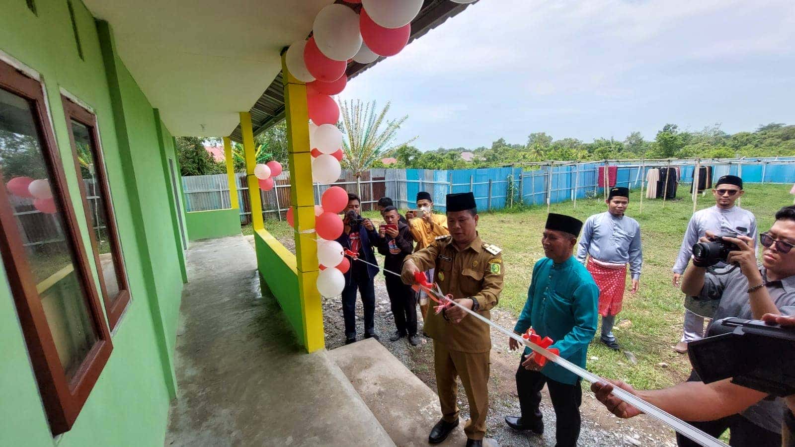 Bupati Satono Resmikan Asrama Putri Ponpes M. Basuni Imran Sambas