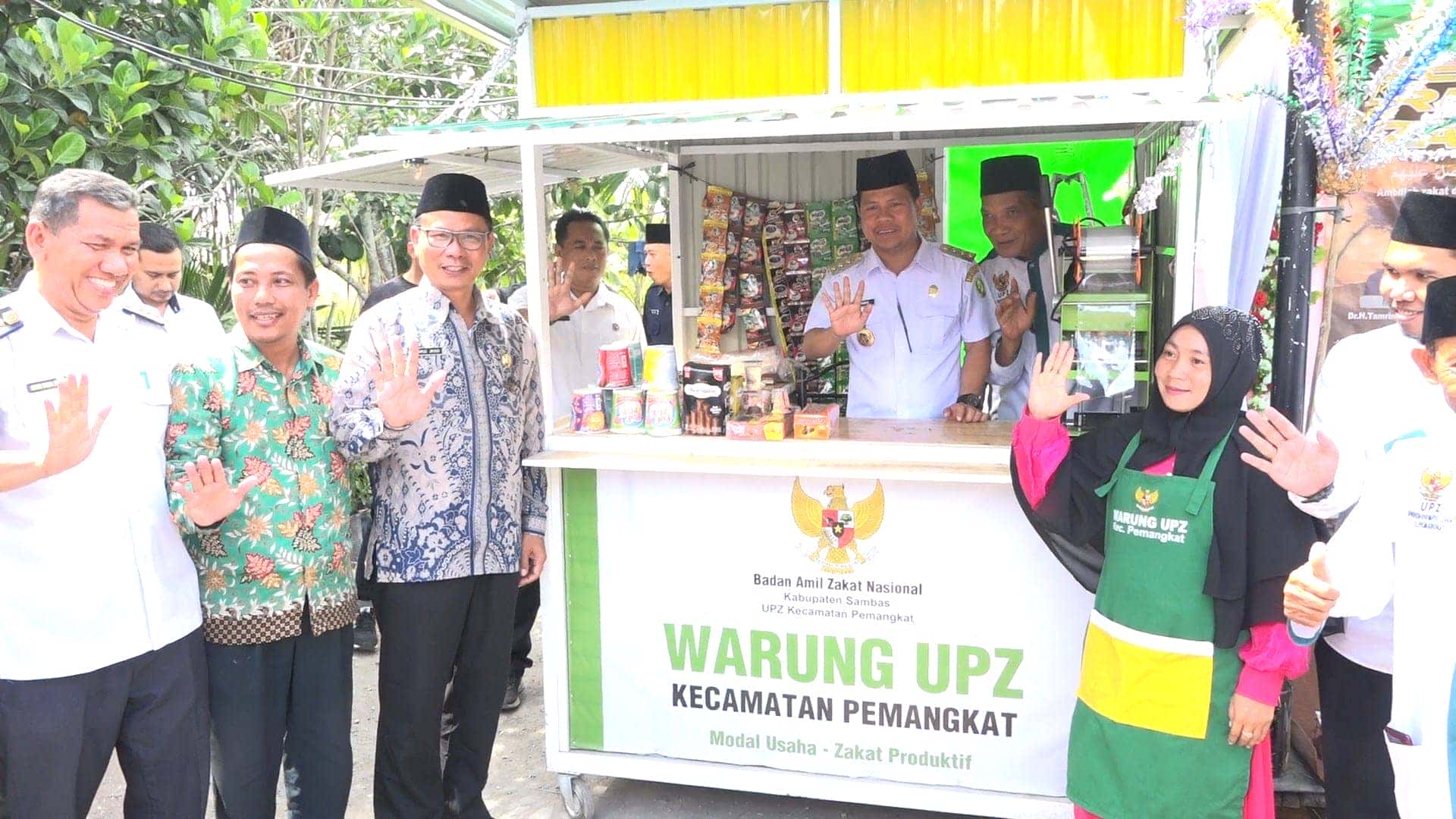SERAHKAN BANTUAN WARUNG UPZ, BUPATI SATONO HARAP UPZ PEMANGKAT TERUS LAKUKAN INOVASI BANTU MASYARAKAT