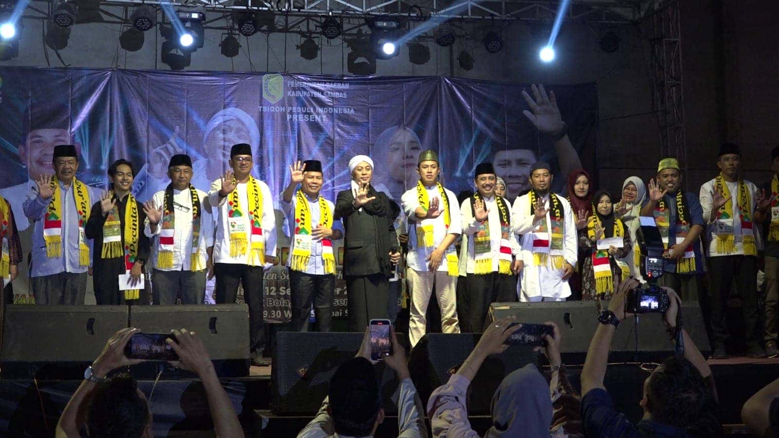 TERKUMPUL DONASI 670 JUTA RUPIAH, KONSER AMAL OPICK EMPAT KECAMATAN DI KABUPATEN SAMBAS SUKSES