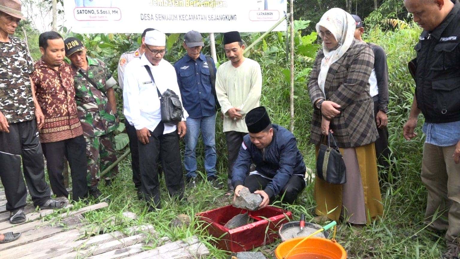 Teruskan Membangun Non APBD, Bupati Satono Letakkan Batu Pertama Jembatan Berkemajuan di Senujuh