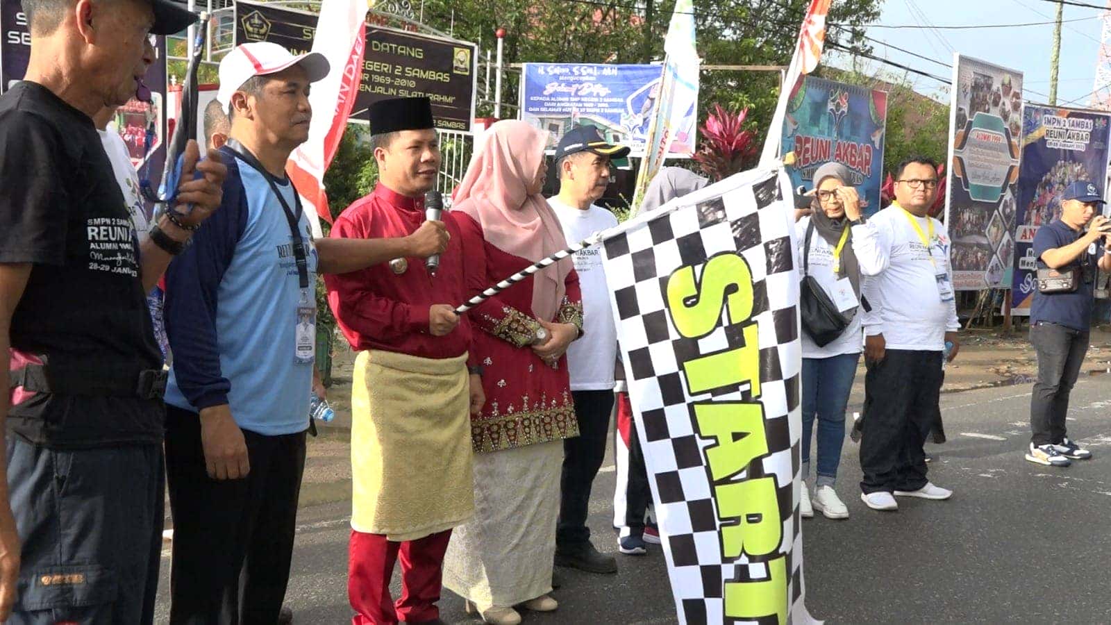 Bupati Satono Lepas Pawai Akbar Reuni SMPN 2 Sambas