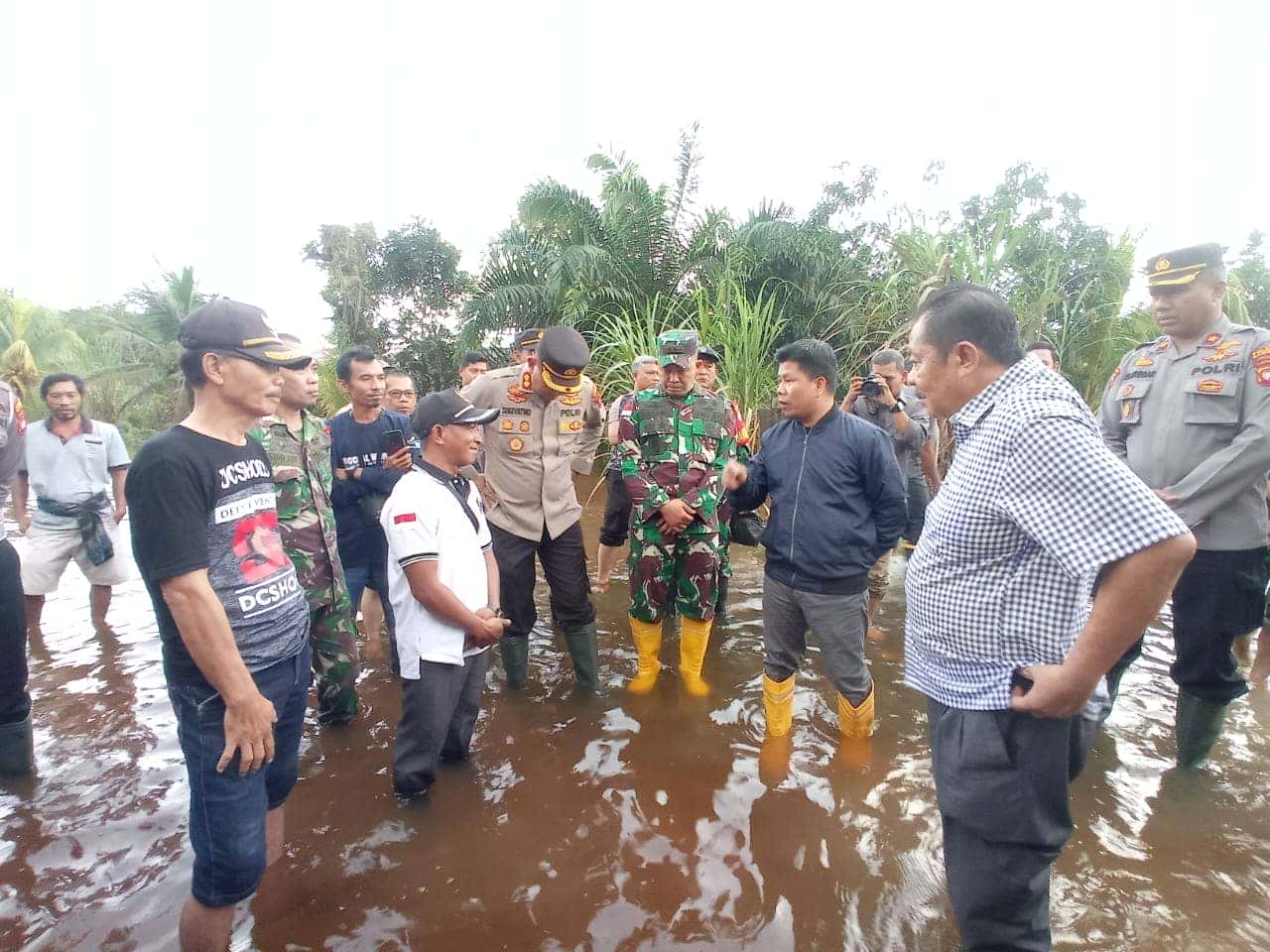 BUPATI SAMBAS SATONO BERSAMA FORKOMPIMDA PANTAU BANJIR DI TANGARAN DAN GALING