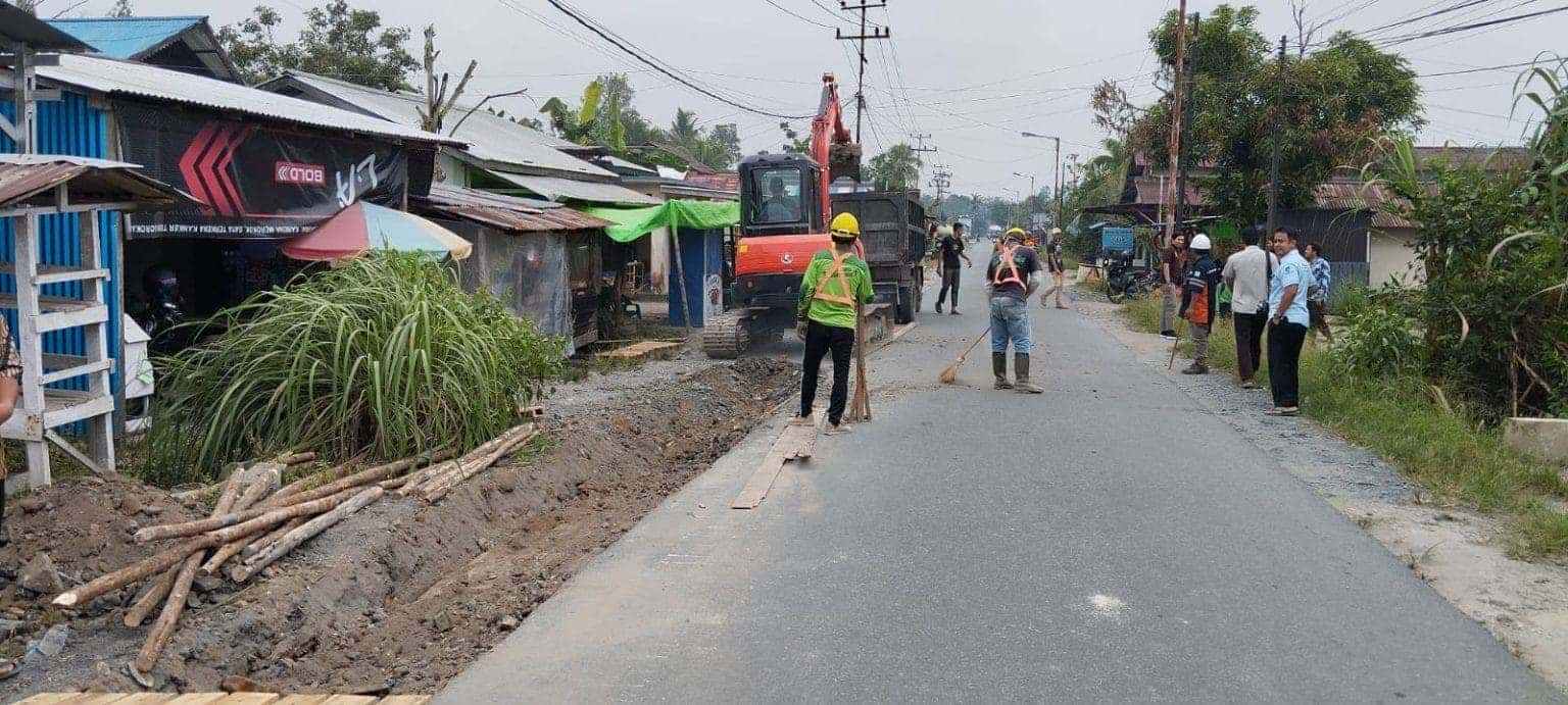 Pelebaran Jalan Mulai Dikerjakan Pemkab Sambas, Bupati Satono Harap Dapat Kurangi Kemacetan