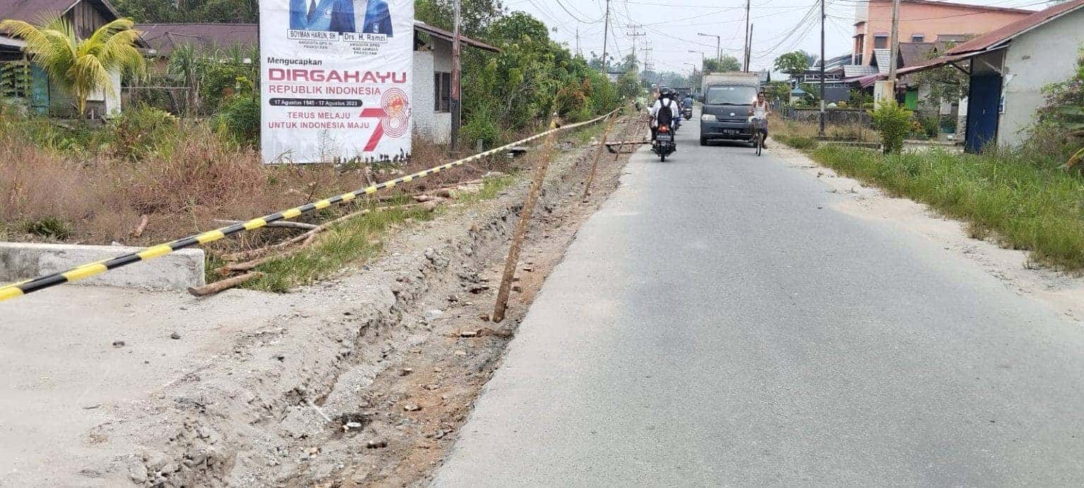 Dapat Urai Kemacetan, Warga Bahagia Jalan Raya Sambas -Sejangkung Dilebarkan