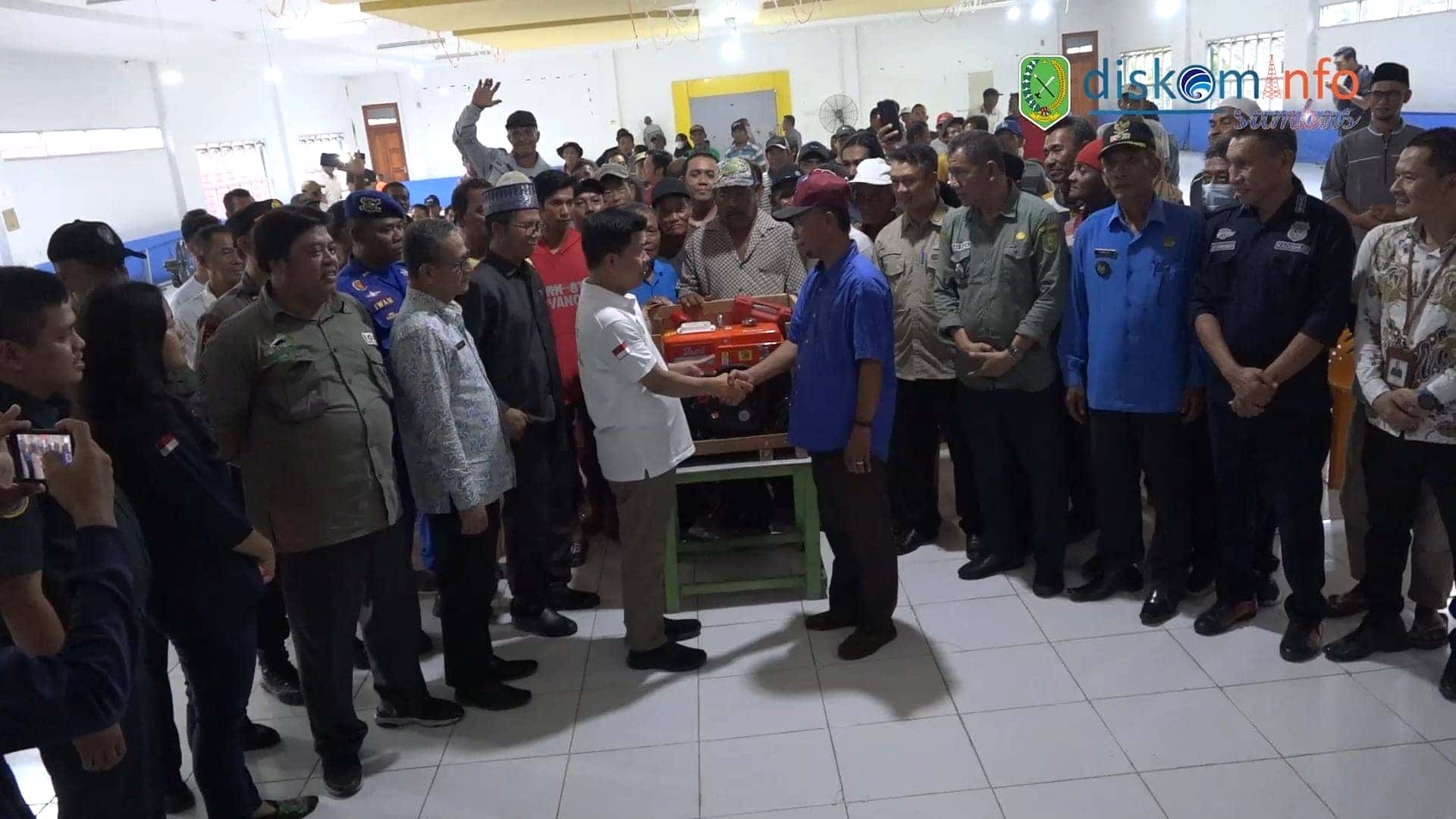 TEPATI JANJI WARGA, BUPATI SATONO SERAHKAN BANTUAN MESIN KEPADA NELAYAN DI PEMANGKAT