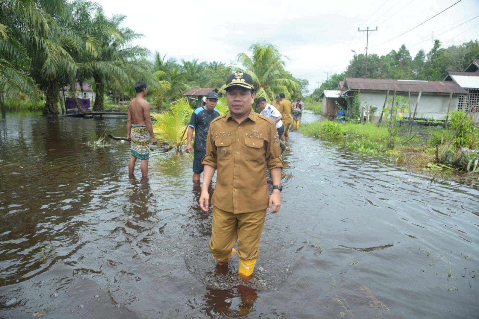 BUPATI SAMBAS SATONO PRIHATIN DENGAN BANJIR YANG MELANDA BEBERAPA DAERAH DI KABUPATEN SAMBAS