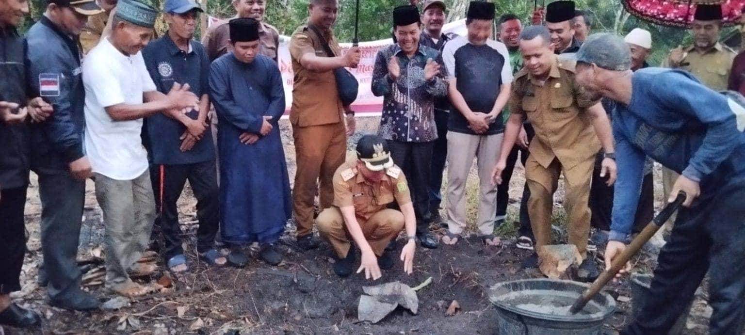 Bupati Satono Edukasi Masyarakat Terkait El-Nino Dan Stunting Saat Letakkan Pertama Pembangunan Masjid Desa Lela