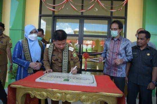 Bupati Resmikan Rumah Sentral Tenun