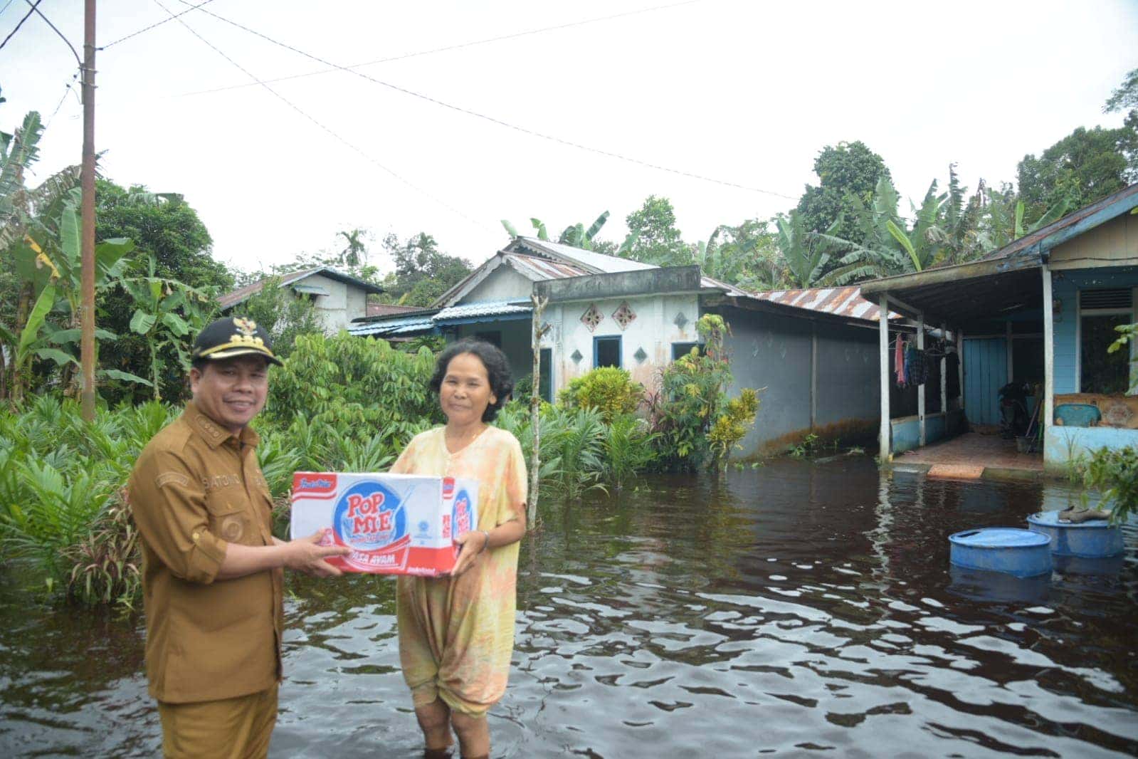 BUPATI SAMBAS SATONO SERAHKAN BANTUAN SEMBAKO DESA TEMPAPAN HULU GALING BAGI WARGA TERDAMPAK BANJIR