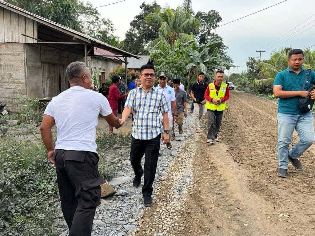 Pemkab Sambas Lanjutkan Pembangunan Jalan Desa Gapura Tahun Depan