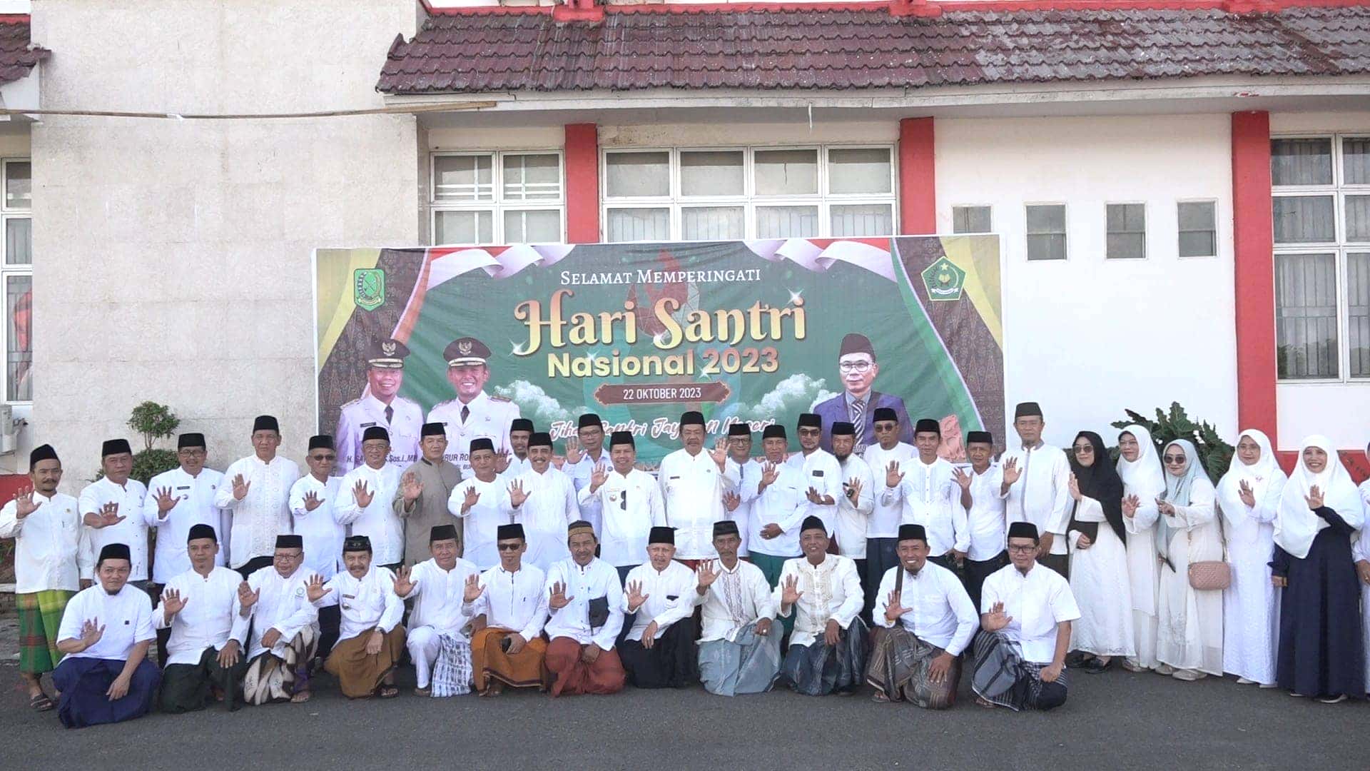 UPACARA HARI SANTRI NASIONAL TAHUN 2023, BUPATI SATONO HARAP SANTRI MENJADI CONTOH YANG BAIK BAGI MASYARAKAT