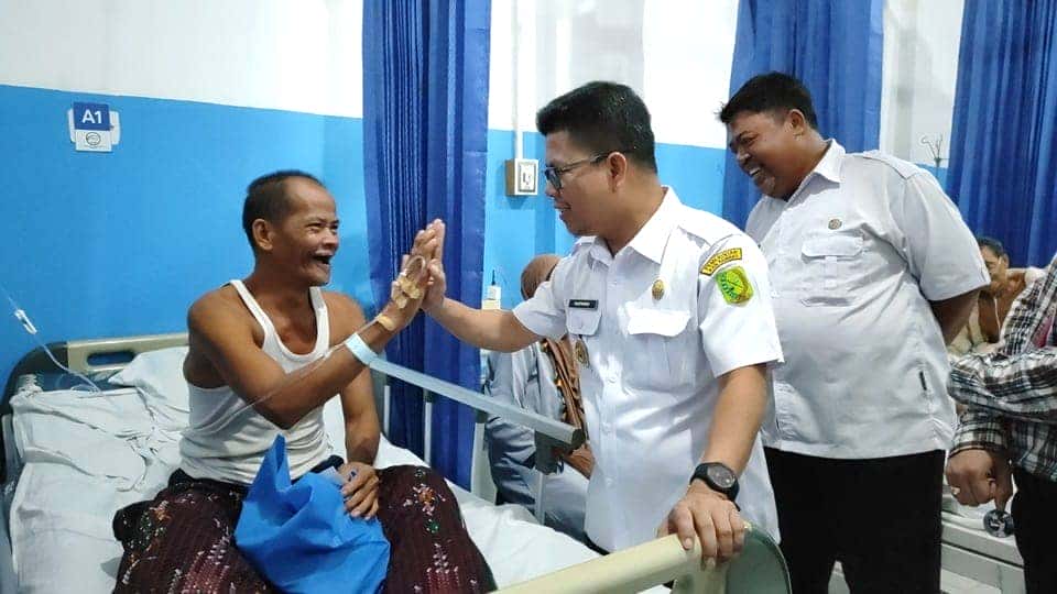 Pastikan Pelayanan yang Terbaik Bagi Masyarakat, Bupati Satono Kunjungi Pasien di RSUD Sambas