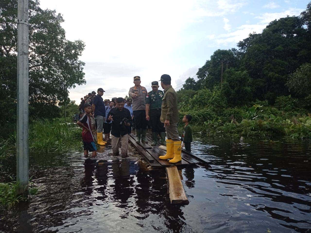 BUPATI SAMBAS SATONO PANTAU KONDISI BANJIR DI DESA SAMUSTIDA DAN SABING
