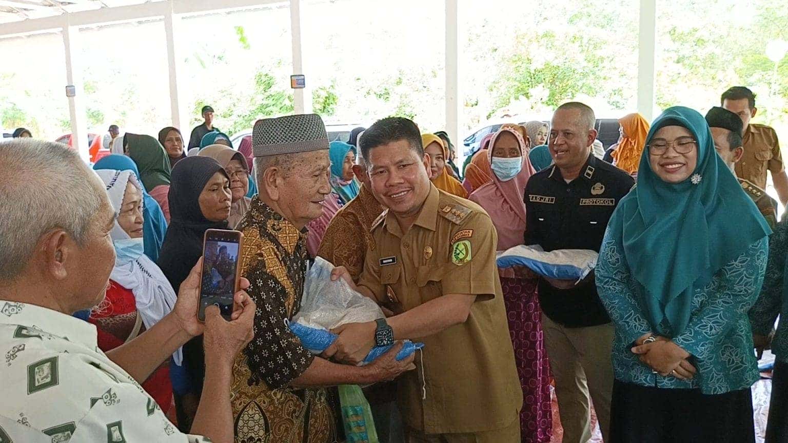 Pengobatan Gratis di Kecamatan Sejangkung, Bupati Satono Pastikan Kesehatan Masyarakat