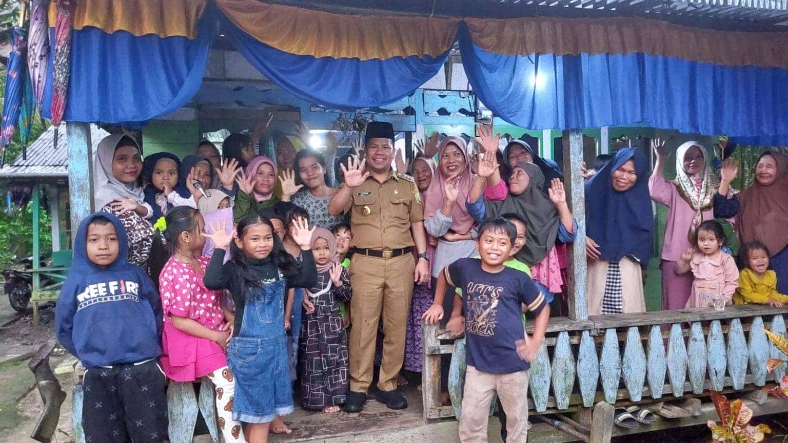 Dengar Aspirasi Warga, Bupati Satono Bantu Pembangunan Jalan dan Pelebaran Sungai Di Seburuan Galing