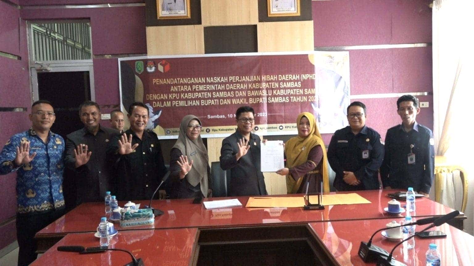 Tanda Tangani NPHD, Bupati Satono Berpesan KPU Tetap Netral dan Jaga Kondisi Kesehatan