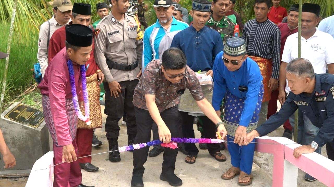 Kembali Resmikan Jembatan Berkemajuan Non APBD, Bupati Satono : Bukti Warga Sambas Kompak Dukung Pembangunan