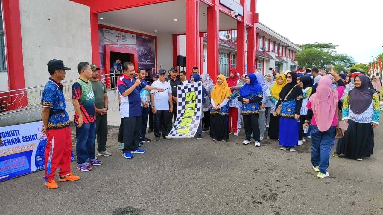 Meriahkan HUT Korpri Ke-52, Sekda Sambas Lepas Jalan Santai