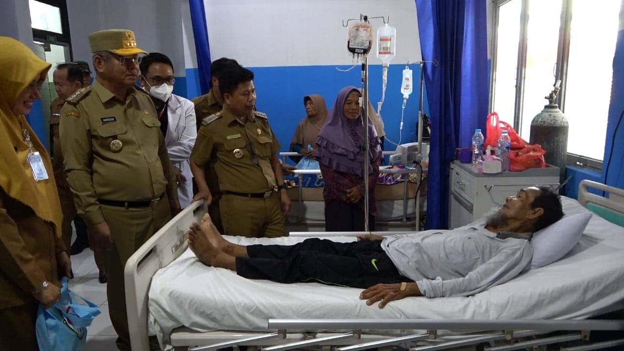 Bupati Satono Temani Pj. Gubernur Kalbar Harisson Kunjungi Pasien Prosesar