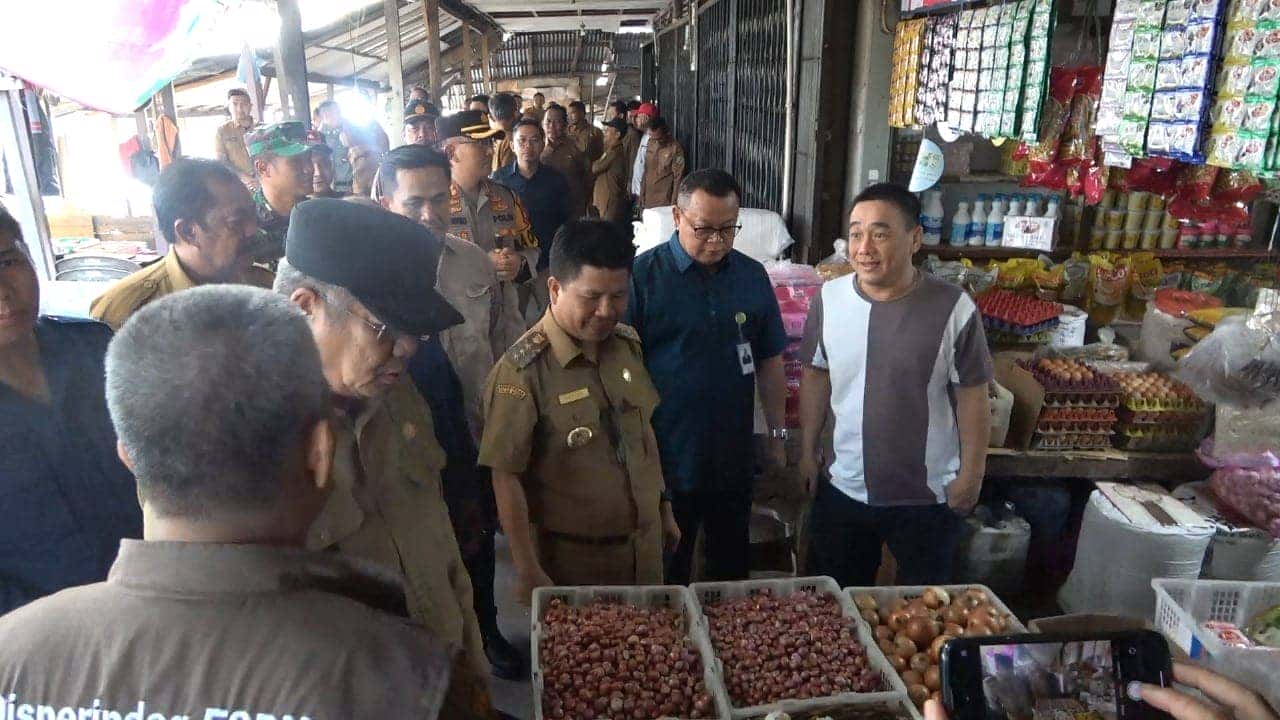Pengendalian Inflasi, Bupati Satono Temani Pj. Gubernur Kalbar Harisson Sidak dan Operasi Pasar Sambas