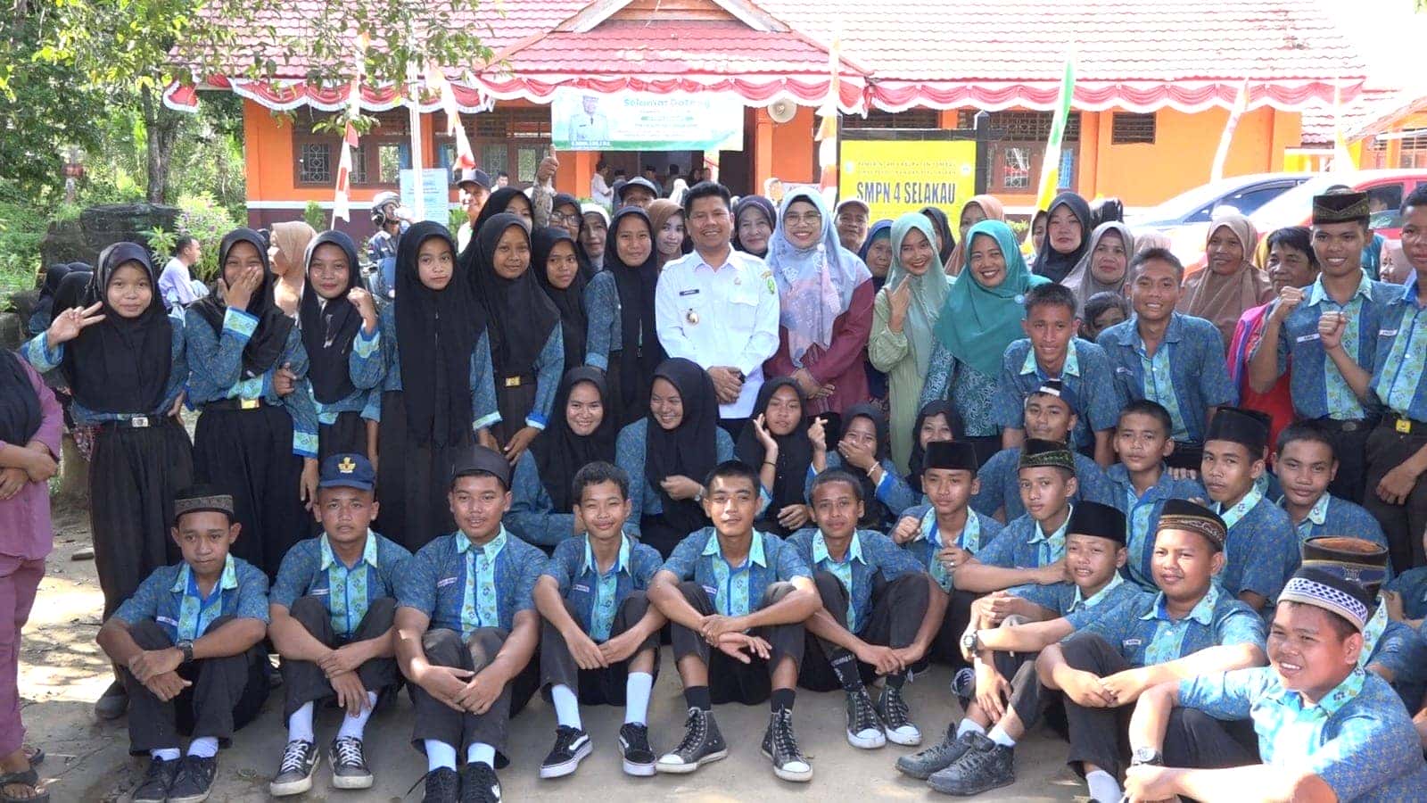 Resmikan Sapras SMPPN 4 Selakau, Bupati Satono Berpesan Pastikan Agar Anak Harus Sekolah