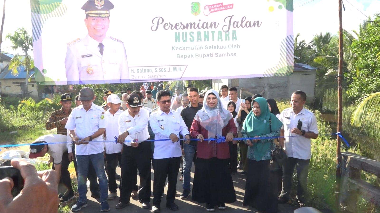 Resmikan Jalan Nusantara Selakau, Bupati Satono Komitmen Lanjutkan Pembangunan Tahun DepanResmikan Jalan Nusantara Selakau, Bupati Satono Komitmen Lanjutkan Pembangunan Tahun Depan