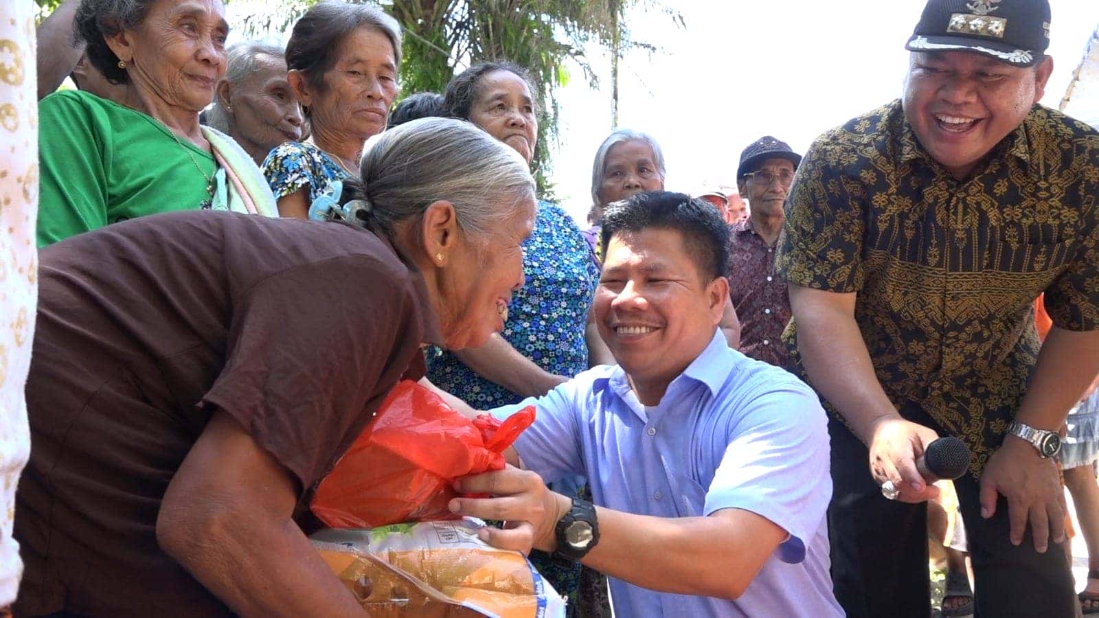 SILATURAHMI KE DUSUN SENIPAHAN, BUPATI SATONO BAGIKAN SEMBAKO, JANJIKAN PENINGKATAN JALAN DAN RUMAH IBADAH