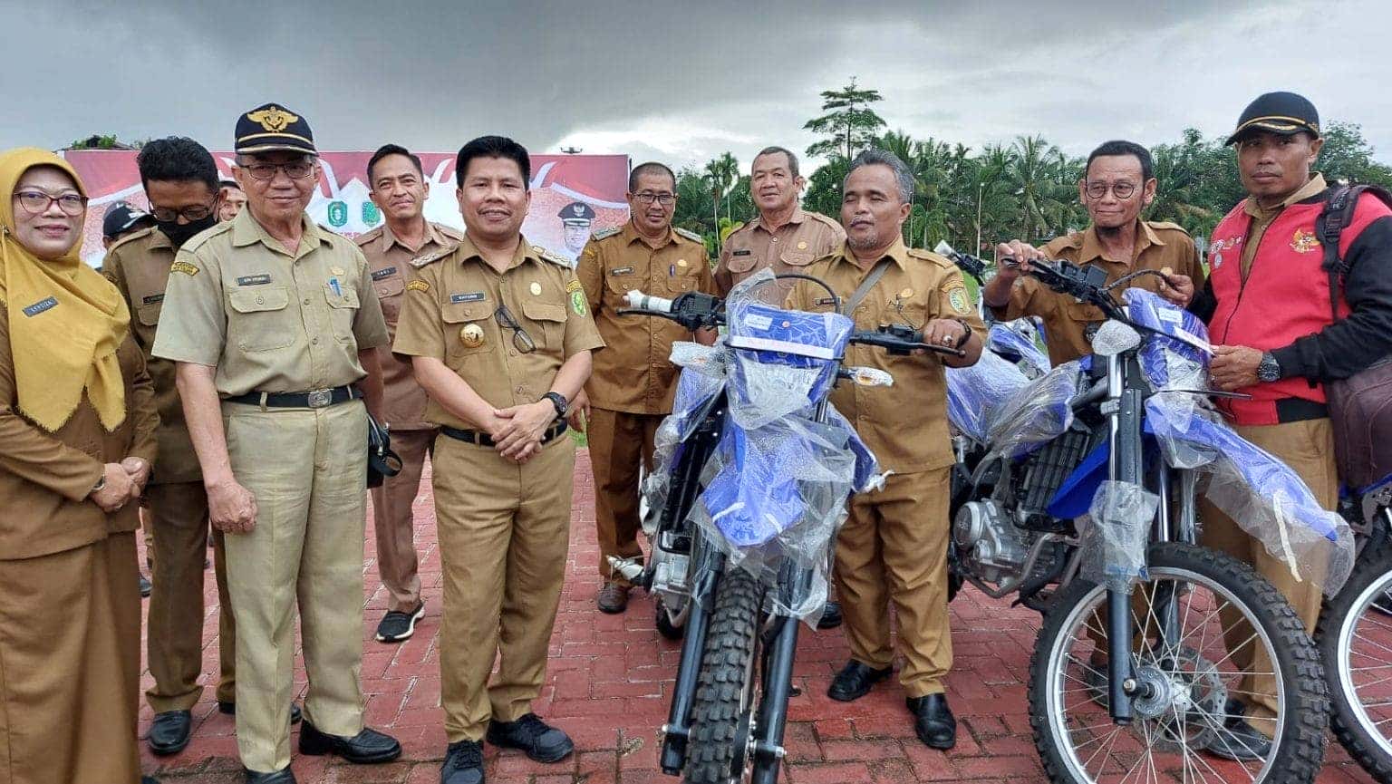 Serahkan 49 unit Sepeda Motor, Bupati Satono Berpesan Jangan Berpuas Diri, Mari Kita Tingkatkan Prestasi