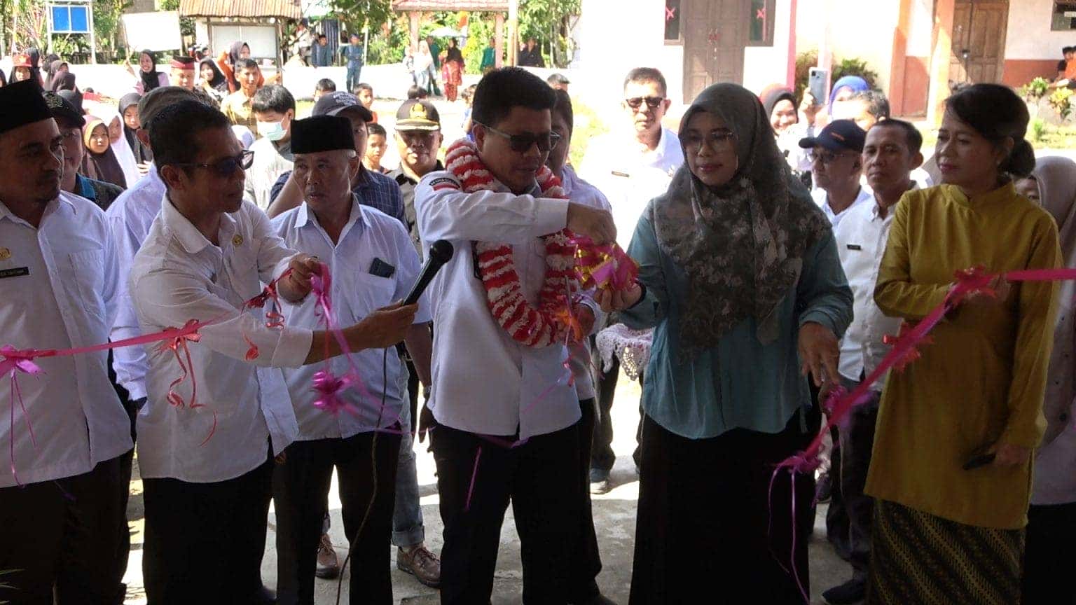 Dukung Pembangunan Fasilitas Pendidikan, Bupati Satono Resmikan Sapras SDN 10 Sebatuk