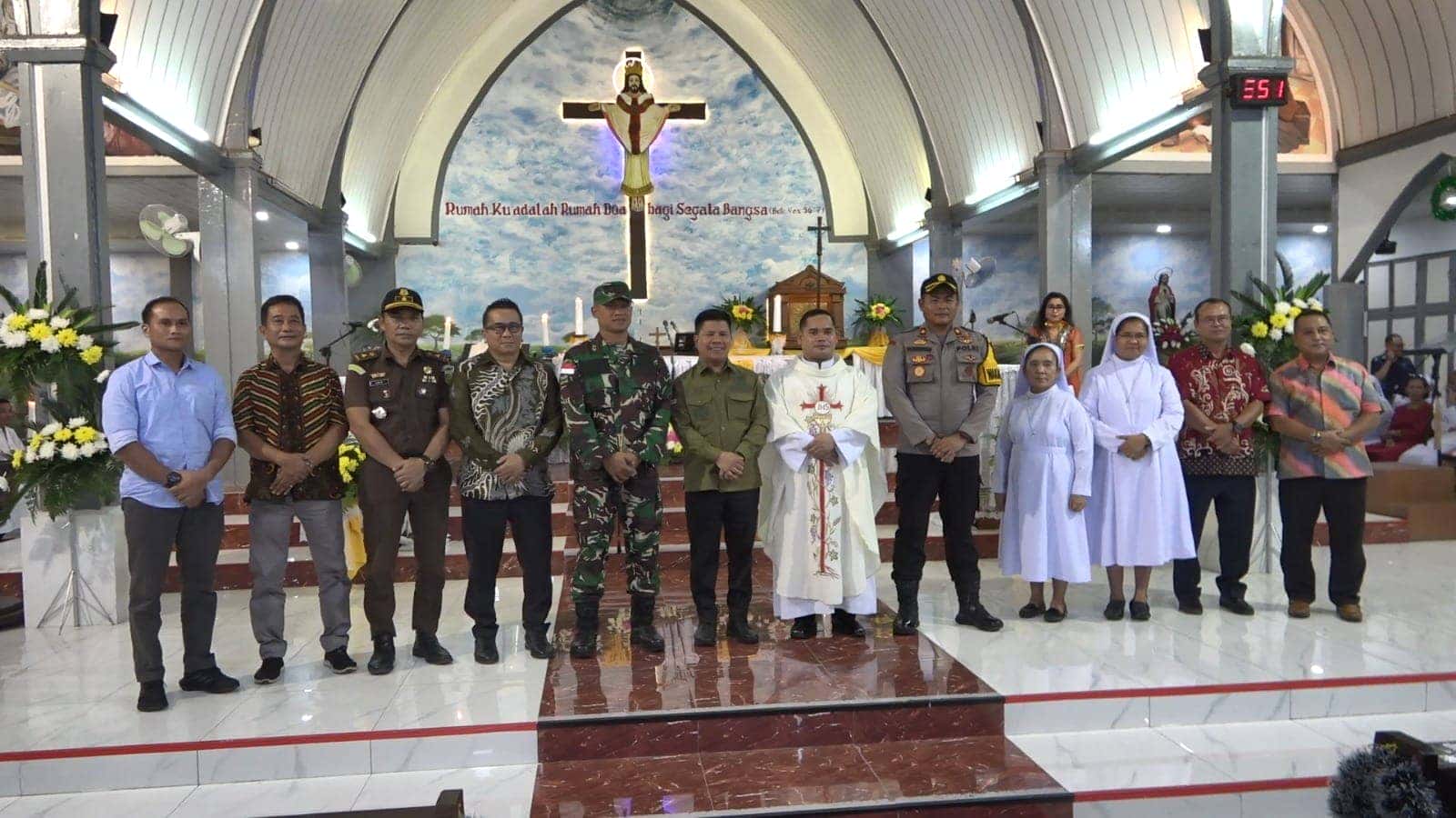 MENGAYOMI SELURUH UMAT BERAGAMA, BUPATI SAMBAS SATONO HADIRI PERAYAAN MALAM NATAL UMAT KATOLIK 2023.