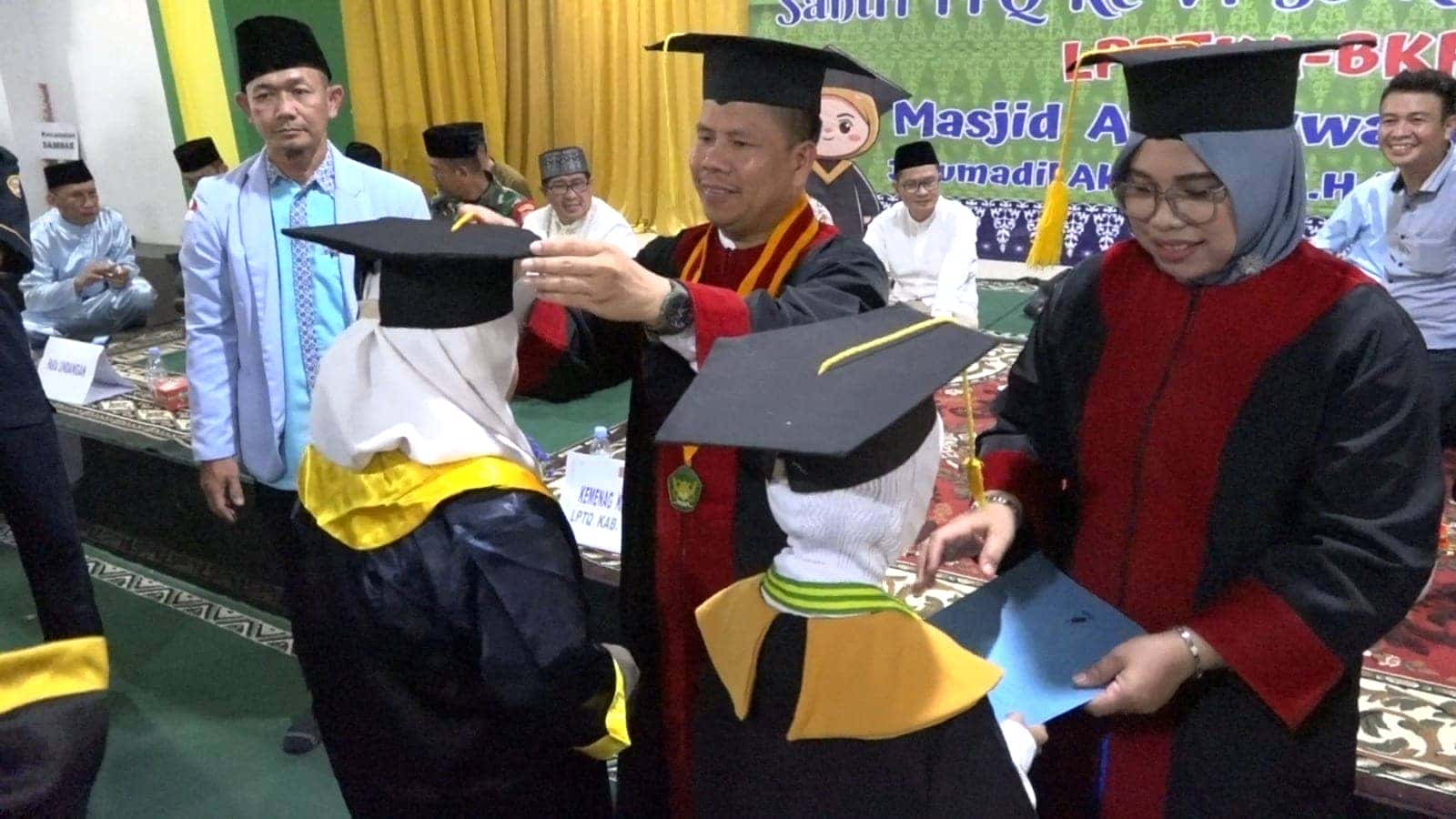 WISUDA 1000 SANTRI, BUPATI SATONO INGIN KAB. SAMBAS MELAHIRKAN SOSOK GENERASI ISLAMI YANG TANGGUH