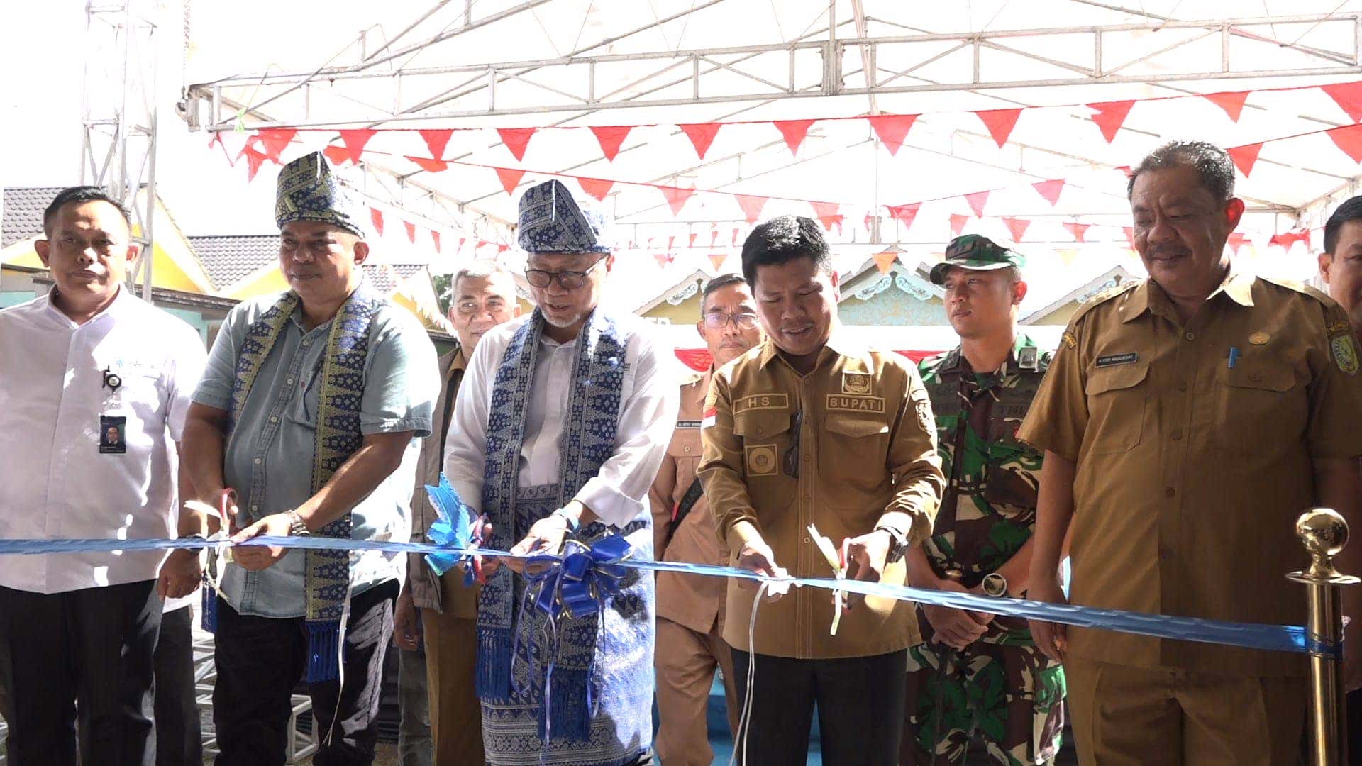 RESMIKAN PASAR GALING ZULHAS TIDAK INGIN  KABUPATEN SAMBAS TERTINGGAL JAUH DENGAN TETANGGA.