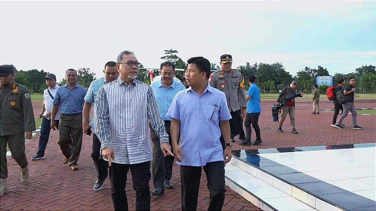 MENDAG RI ZULHAS TIBA DI SAMBAS DISAMBUT BUPATI SATONO & NGOPI BARENG BERSAMA GENERASI Z KAB.SAMBAS