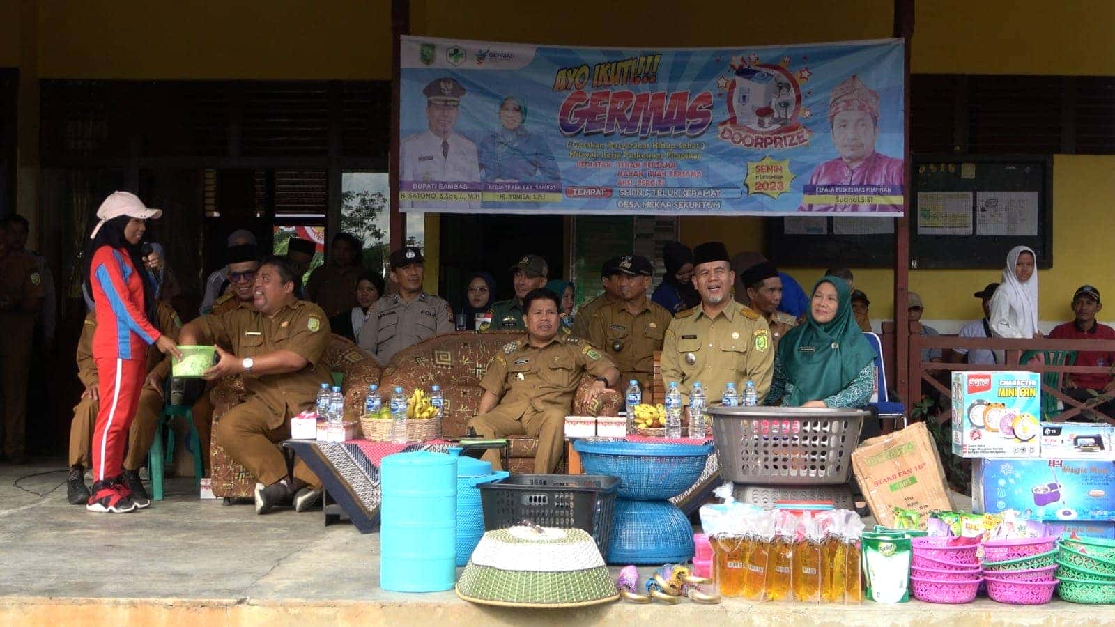 GERMAS KECAMATAN TANGARAN, BUPATI SATONO KENALKAN PRODUK LOKAL