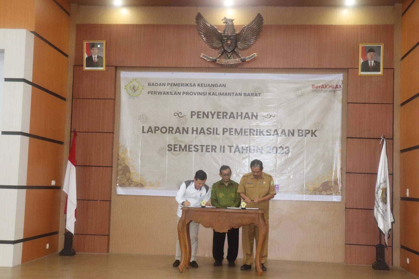 Ketua DPRD Sambas terima LHP Kinerja Pengelolaan Program Mengurangi Kesenjangan dan menjamin pemerataan dari BPK Perwakilan Kalbar