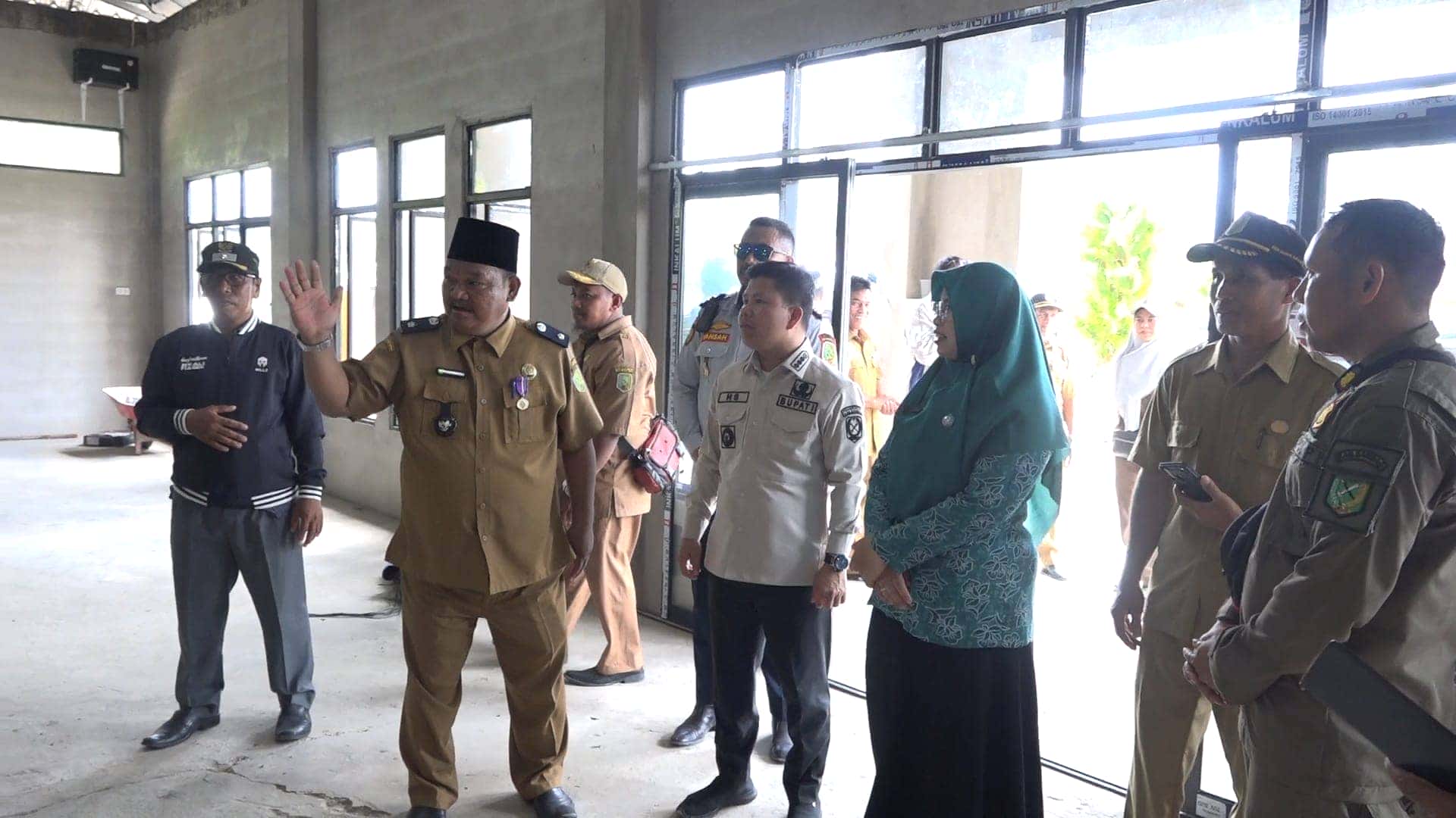 BUPATI SATONO BANTU PROGRES PEMBANGUNAN GEDUNG PERTEMUAN DESA SARANG BURUNG USRAT