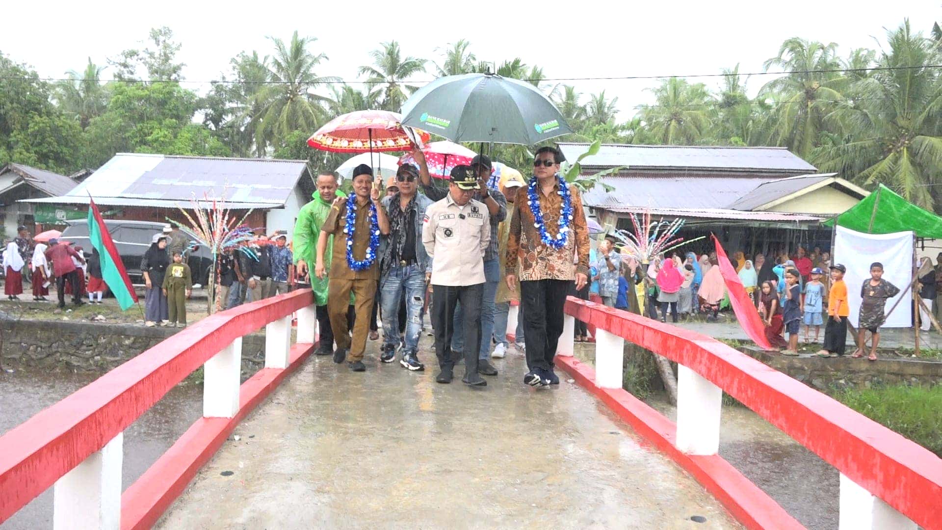 BUPATI SATONO RESMIKAN JEMBATAN BERKEMAJUAN KE 42 DESA SEPINGGAN