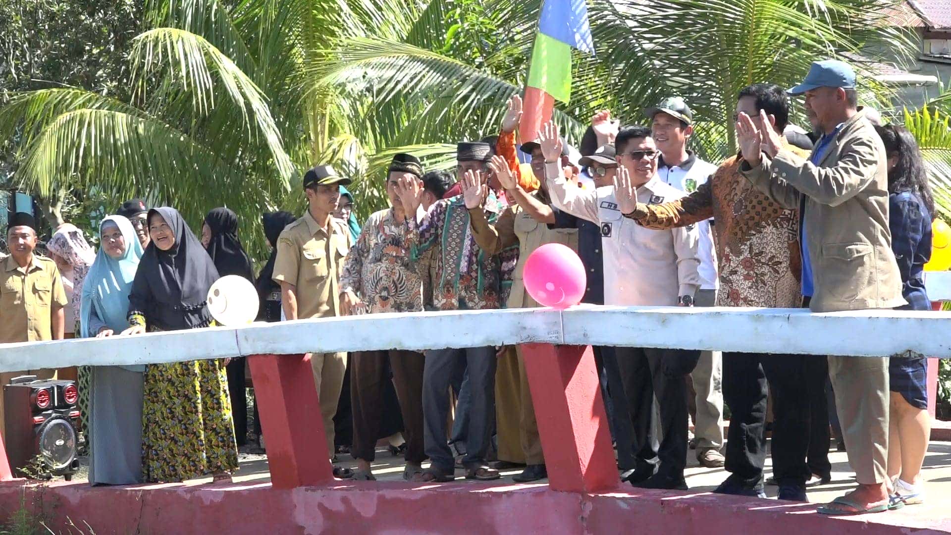 BUPATI SATONO RESMIKAN 2 JEMBATAN BERKEMAJUAN NON APBD DI KECAMATAN JAWAI