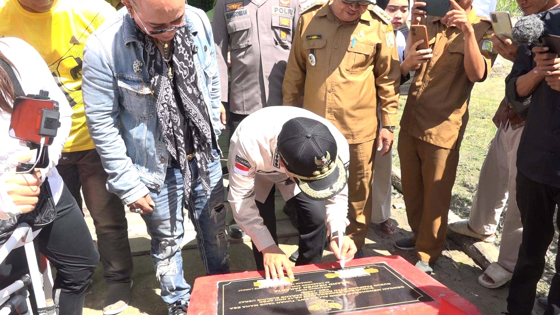 BUPATI SATONO RESMIKAN SUMUR BOR NON APBD DI KECAMATAN JAWAI, HARAP BISA PENUHI AIR BERSIH MASYARAKAT SETEMPAT